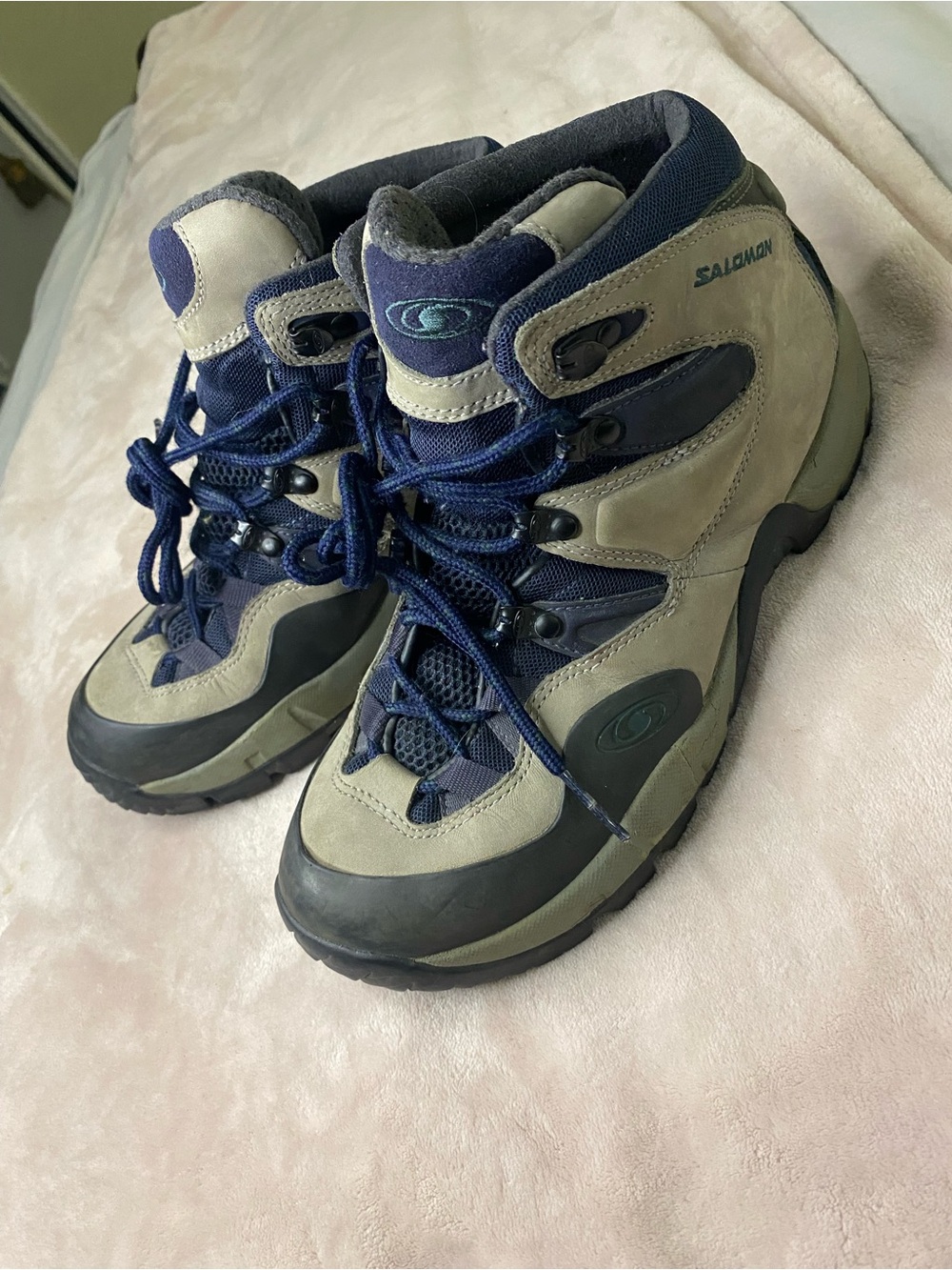 Salomon vintage Contragrip Women's Hiking Boots Size 9  Lace Up